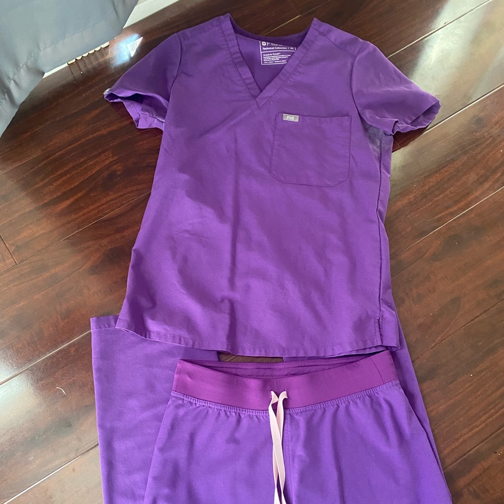 Women’s purple figs size XS